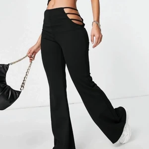 Byxor - Detta är en lånad bild men säljer exkat sånna som på bilden. Storlek XS, linkade iamgia byxor fast för ett billigare pris 😇 är 165 och längden är mycket bra. Lapp stitter kvar