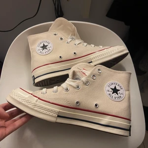 Nya converse storlek 39 - Aldrig använda, beigea + höga