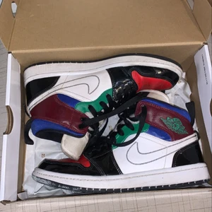 Jordans - Säljer mina färgglada jordans mid då dom inte kommer till användning. Frakt betalas av köparen. Nypris 1800kr