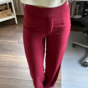 Röd byxa - Röd kostymbyxa i storlek XS från Bik Bok. Så skön och passar utmärkt till julen!