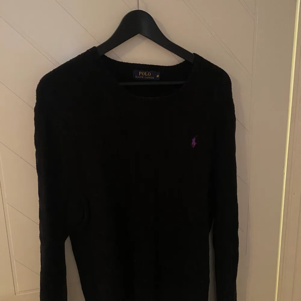 En svart stickad Ralph Lauren tröja i fint skick. Inköpt på NK för nypriset 1200:-. Storleken är medium och har passande passform för både kvinnan och mannen.. Stickat.