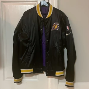 Nike Lakers Varsity Jacket - Varsity jacka från Nike, (Lakers) Superfint skick & passar till allt! 