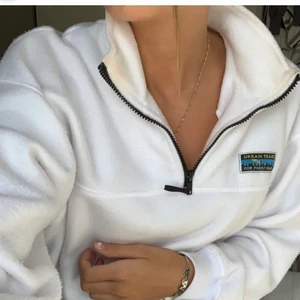 Junkyard fleece - Superfin vit fleece från junkyard. (Första bilden är lånad) den är i storlek xs men ganska oversized. Kolla gärna in mina andra annonser 💕  Högsta bud: 180kr
