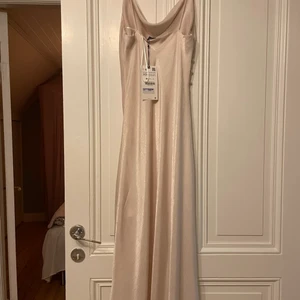 Benvit  klänning , Zara str 34 - Benvit sidenklänning, ifrån zara helt ny, str 34