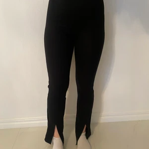 Byxor med slits -  Säljer detta snygga byxor med slits,då jag redan har 2 stycken 