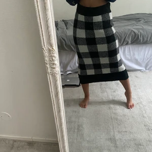 Stickad kjol - Säljer denna stickade kjolen från hm pga den är för stor för mig runt midjan tyvärr. Annars är den så snygg nu till vintern med svarta tights och en läder jacka. 