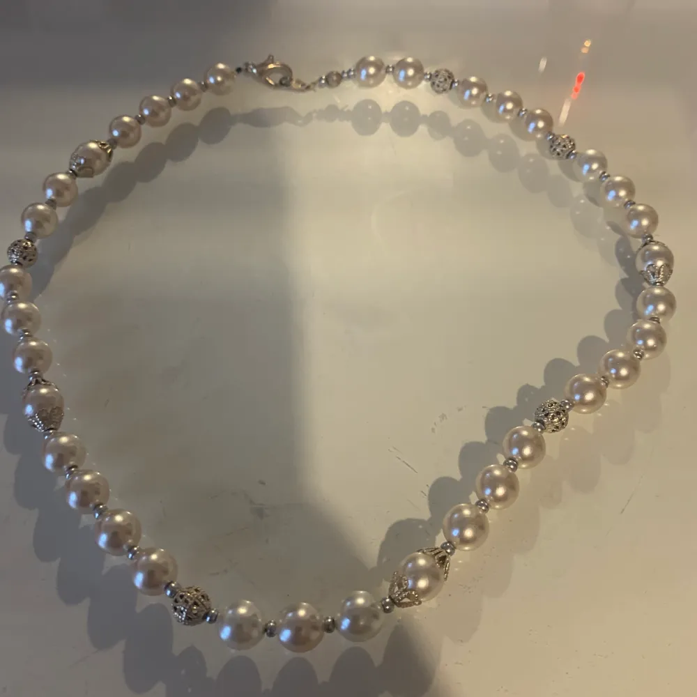 Superfint pärlhalsband med silverdetaljer! Köpt för längesedan, inte äkta. På tredje bilden syns det ungefär hur långt halsbandet är. 80 kr + 45 kr frakt💘. Accessoarer.