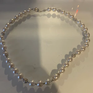 Pärlhalsband - Superfint pärlhalsband med silverdetaljer! Köpt för längesedan, inte äkta. På tredje bilden syns det ungefär hur långt halsbandet är. 80 kr + 45 kr frakt💘
