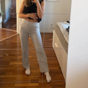 Tunna byxor  - Tunna byxor från hm, köpta för 2 månader sen o inte använd alls, lite skrynkliga men stryker dem såklart