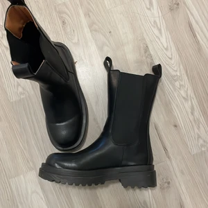 Svarta boots - platåboots strl 38/39 - Säljer mina svarta boots i storlek 39 men passar mest en 38a. Jättesnygga och sköna men knappt använda då jag fick liknande i present!  