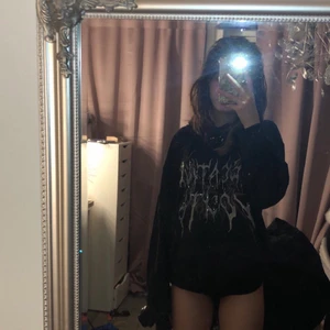 Hoodie med paljetter  - En jättefrän tunnare hoodie led coola paljetter! Kommer tyvärr inte till användning så den kanske passar bättre i någon annans garderob☺️