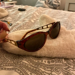 SOLGLASÖGON FRÅN 80/90-tal  - Supercoola bruna solglasögon med guldfärgade detaljer. Vintage look. Frakt: 24kr alt 51kr spårbart 💛