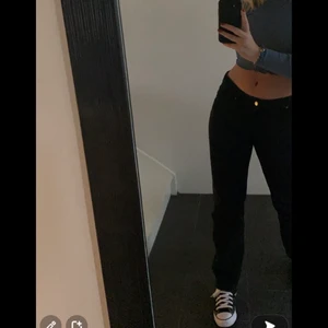 Weekday lowaistwd jeans  - Svarta lowaistwed jeans ifrån weekday i modellen Arrow, knappt använda och väldigt fint skick. Är i storleken 29/32 (själv är jag 170). Fraktas med PostNord skicka lätt 66kr. 