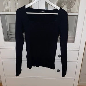 Stickad tröja - Ribbad tröja från BIKBOK i storlek M, slits på båda sidor, 150kr 