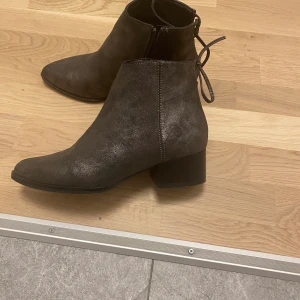 Skor 37 - Skorna är sparsamt använda och i gott skick.