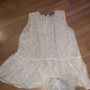 Spetslinne från Bikbok. Storlek L. - Har stor utrednsning av kläder i samband med flytt! Har mest hängt i garderoben. Har katt :)