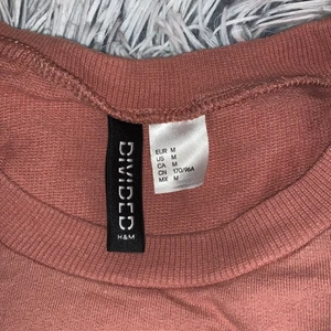 Tröja med text  - En beige-aktig tröja med text på, inte använd så mycket. Fräsch och fin, ganska tunn. 