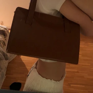 Brun Vintage Väska  - Brun Vintage Väska från 80-talet köpt från second hand butiken Torg:1. Aldrig använd och köpt för 499 kr. 