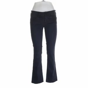 lågmidjade byxor  - svarta lågmidjade byxor som är utsvängda där nere, innerbenslängd: 80 cm