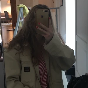 rödrandig t-shirt - super söt lite croppad t-shirt med randigt mönster🤍❤️🤍❤️svinsnygg att matcha till en stor jacka t.ex eller ett par baggy jeans