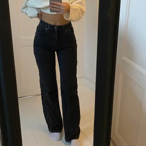 Jeans - Snygga långa straight jeans från stradivarius, säljer då jag har ett extra par, storlek 36 💕 jag är ca 172cm lång