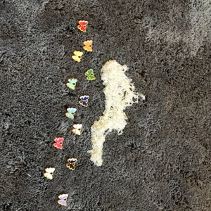 Armband/halsband - Välj berlocker till halsband/armband! Färger: röd, orange, gul, mörkgrön, turkos, mörkblå, ljusblå, ljus rosa, lite mörkare rosa, lila, svart, vit! En berlock kostar 2kr st! Max 6 berlocker! Kontakta privat vid intresse så kan vi prata lite om priset! Om du vill köpa men inte vet vilka berlocker du vill ha så kan du fråga mig!🤍finns flera så flera personer kan köpa!