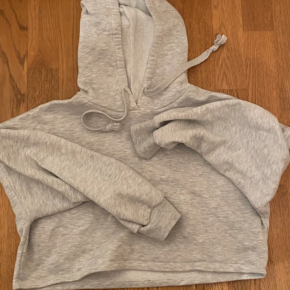 En grå hoodie som är kroppad. Säljer för att jag inte har nytta av den.☺️. Hoodies.