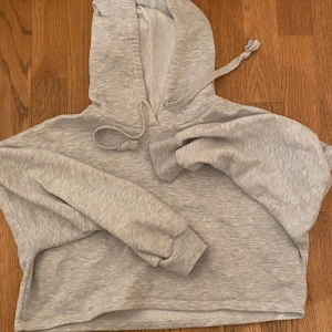  Kroppad hoodie  - En grå hoodie som är kroppad. Säljer för att jag inte har nytta av den.☺️