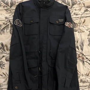 Otroligt stilig Henri LLoyd jacka  - Henri LLoyd Höst/vår som aldrig kom till användning. säljes.   Storlek XL  Mycket stilig jacka med utfällbar luva.  Nypriset vart 2800kr  Finns i Vendelsö,  Mvh Magnus