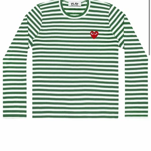 Grön cdg tröja  - Kollar intresset om det är någon som skulle vilja byta sin cdg tröja mot min gröna (gärna en marinblå av nått slag) Tröjan är i storlek L men sitter som en snyggt oversized M! 💗 hör av er isf. 