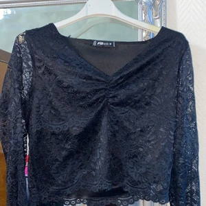 Topp - Säljer min svarta topp den är i storlek M och passar ganska bra till fester. 