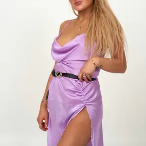 En fin lila klänning i silke med slitz i benen och lång. Superfin men kommer ej till använding tyvärr!