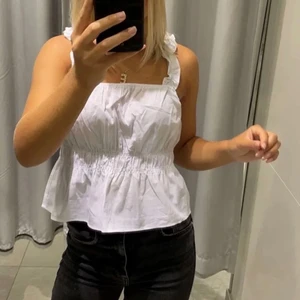 vit volang topp - super söt, använd fåtal gånger. Köparen står för frakten😊