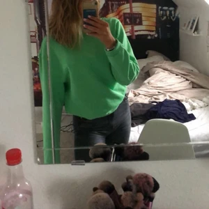 Grön tröja  - Säljer denna snygga gröna tröja från Weekday. Storlek S. Jätte fint skick! Hör av er om ni är intresserade🥰 frakt ingår ej i priset 