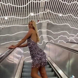 Perfekta nyårsklänningen  - Intressekoll på den mest perfekta nyårsklänningen. Den är verkligen dröm men tyvärr för lite för mig. Det är storlek L men den är liten i storleken💗💞 den är helt ny endast testad så lappar och allt är kvar💞 klänningen är slutsåld i alla storlekar så finns ej kvar på hemsidan. Blir budgivning ifall fler är intresserade 