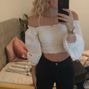 Vit topp - Supersöt vit topp. St xs men passar mig med st S. Knappt andvänd