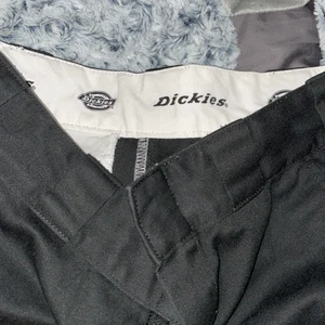 dickies - Hejsan säljer mina dickies byxor, använda 5 gånger ish och inga hål. Köpta för 600 säljer för 380:) strl är w24 och är perfekt längd de som är under 160 cm