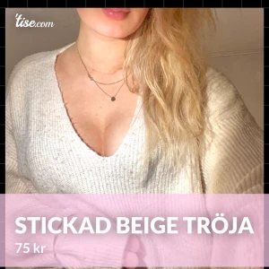 Stickad beige tröja  - Jätteskön stor beige stickad tröja från Mango. Jag kan lätt ta bort nopprorna innan köp, det är inga problem. 🤍🤍🤍