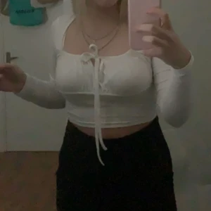 Tröja - Söt vit tröja storlek M använd 1 gång 💜