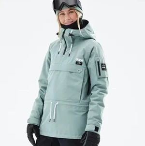 Skidjacka!! - Säljer min fina skidjacka från dope! Köpt i vintras men endast använd en dag då de inte blev några skidor. Köpt för 1899kr och säljer den nu för 1200❤️ Jättebra som skidjacka då den har väldigt många fickor och funktioner. Hör av dig om du har några frågor☺️ 