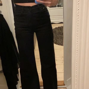 bershka jeans - Säljer dessa fina jeans från bershka. Dom är wide leg och jag har sytt upp dom (snyggt så de som ut som vanligt) så att dom passar perfekt i längden till mig och jag är 1,60 :) Knappt använda så ser nya ut förutom längden dårå. Skriv om du vill ha fler bilder eller om du har någon fråga! Vill helst mötas upp i Linköping men går inte det står köparen för frakt :)