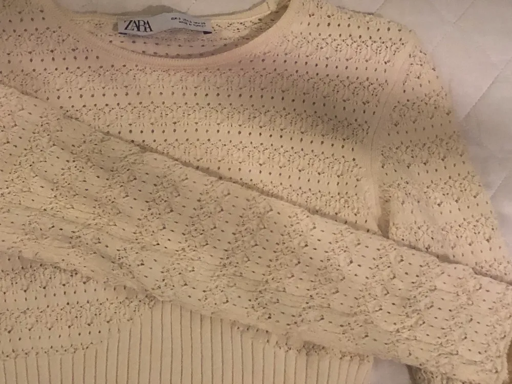 Säljer denna tröja från zara då den är för liten!!. Tröjor & Koftor.