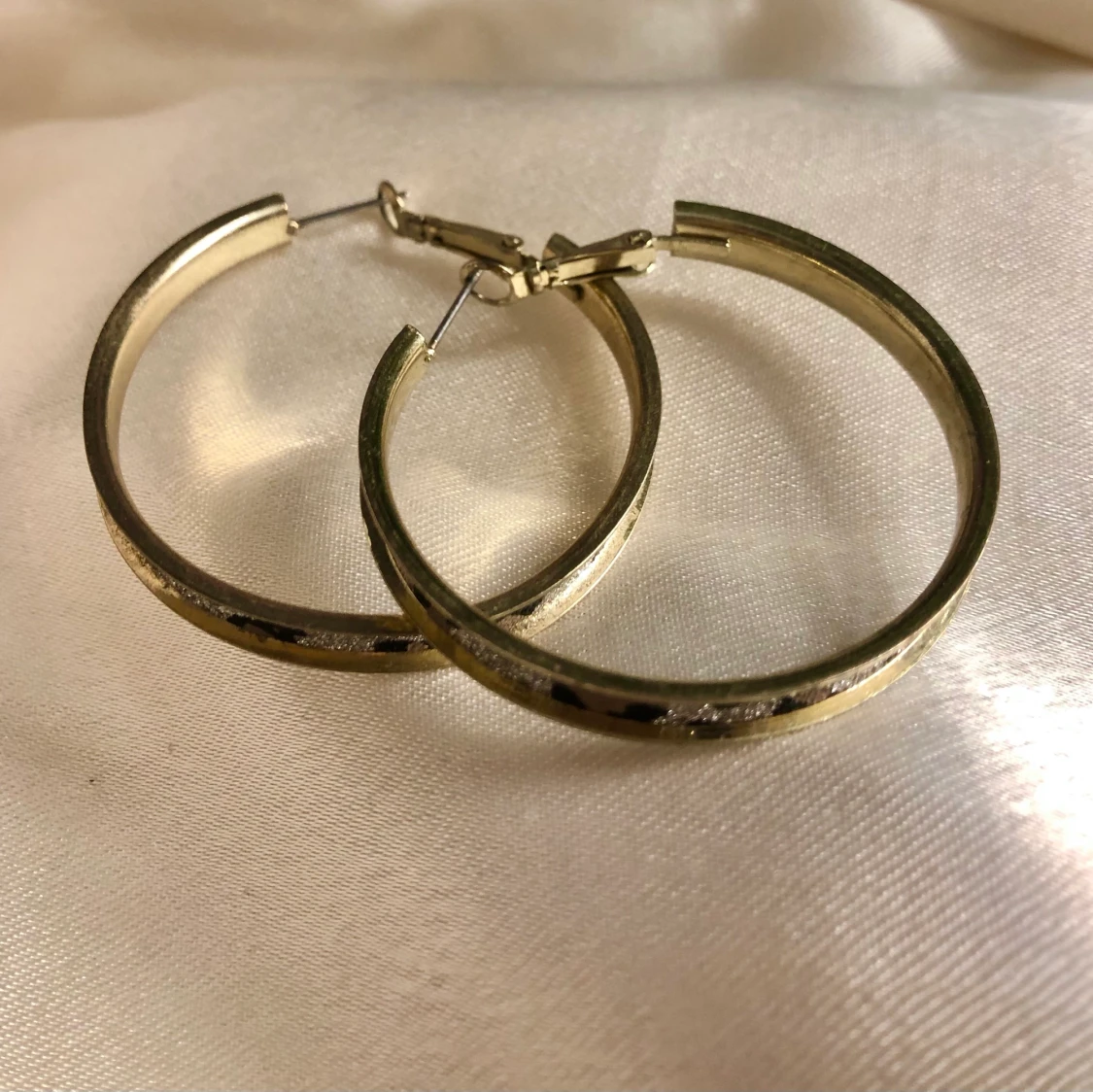 Leopard örhängen med glitter - 90