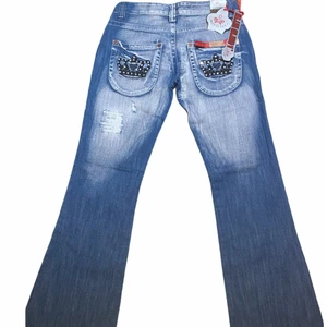 y2k blue queen jeans - fett coola vintage y2k lågmidjade bootcut blue queen jeans. Aldrig använda, har alla lappar kvar!! måste tyvärr sälja pga är för små. 😩 säljs för upp till 900 på depop mm. Skriv privat för fler bilder &mått om det behövs! Köparen står för frakt. ❤️