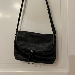 VÄSKA H&M - 🖤”Skinn”väska i polyester från H&M, Stort fack och ett litet innerfack, stängs med dragkedja, har reglerbart band.🖤