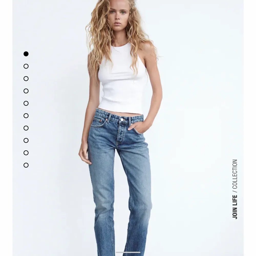 Säljer nu mina fina midrise jeans som är helt slutsålda från zara! Använda fåtal gånger❤️❣️❤️❣️(inte min bild!) HÖGSTA BUD JUST NU:300kr. Jeans & Byxor.