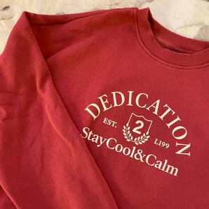 Croppad hoodie  - Fin Croppad hoodie från H&m använda en gång och tvättad en gång, så väldigt fint skick! Den är mer rosa i färgen i verklighet ❣️