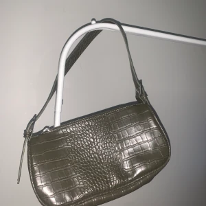 Militärgrön väska - En väska jag knabbt har använt, har inte fått den till användning. Men skitsnygg att matcha med😍 Inuti i den finns det ett lite fack med dragkedja, de du exempelvis kn ha din plånbok😊