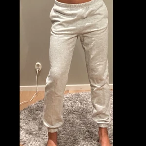 Gråa mjukisbyxor - Säljer dessa jättesnygga och populära mjukisbyxor från Gina Tricot. De är i en ljusgrå färg med två fickor. Säljer då de inte kommer till användning. Passar mig bra i längden som är 172cm. Kan fraktas eller mötas upp i Sthlm