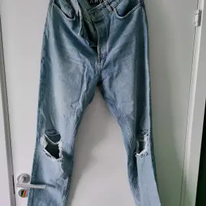 Thick cotton jeans with ripped knees, size L or something around 31W x 32L. I am selling because it no longer fits me. I probably wore it 4-5 times. No defects, everything works. 